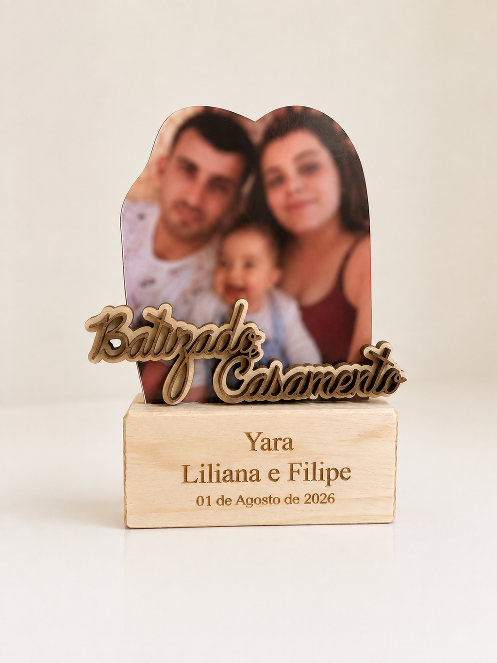 Moldura personalizada com fotografia em madeira para casamento e batizado, gravada a laser com nomes, data e fotografia da família.