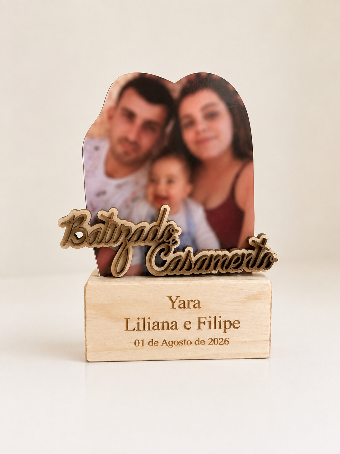 Moldura personalizada com fotografia em madeira para casamento e batizado, gravada a laser com nomes, data e fotografia da família.