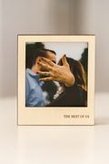 Moldura em madeira com fotografia de casal e gravação a laser personalizada “THE BEST OF US”.