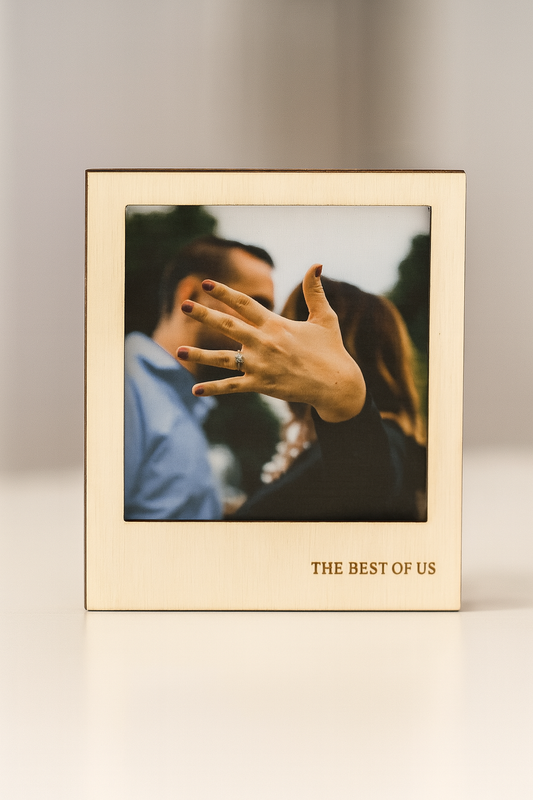 Moldura em madeira com fotografia de casal e gravação a laser personalizada “THE BEST OF US”.