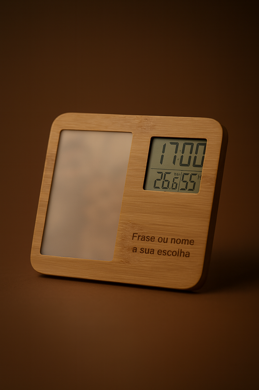 Moldura estação meteorológica em bambu natural com relógio digital, termómetro e higrómetro. Suporte para foto 9x14 cm, design ecológico e pilha incluída. Ideal para presente ou decoração.