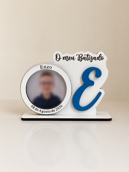 Moldura personalizada para fotografia de batizado em madeira e acrílico com nome, data e inicial, ideal como lembrança de batizado.