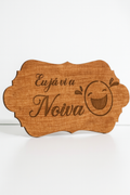 Placa em madeira com gravação “Eu já vi a Noiva” e emoji risonho – acessório original para casamentos personalizados.
