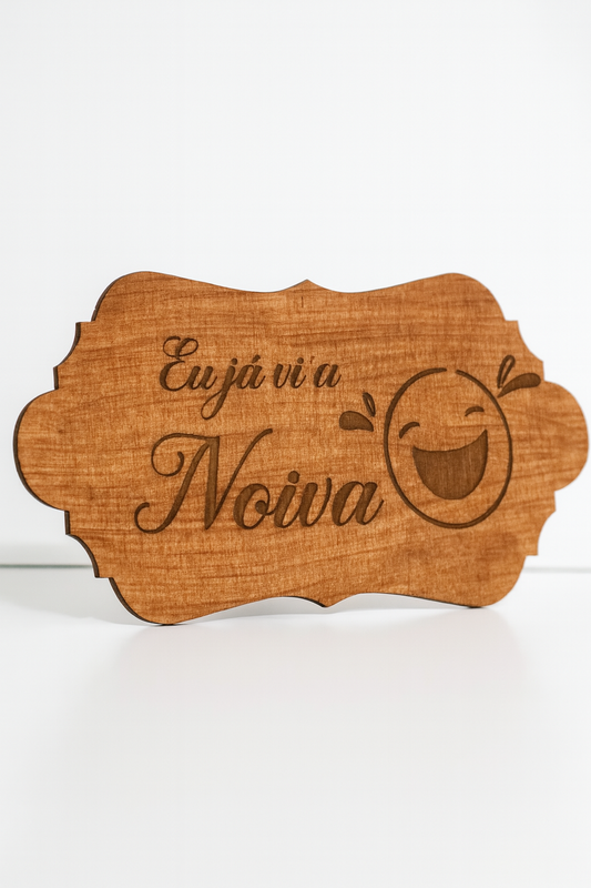 Placa em madeira com gravação “Eu já vi a Noiva” e emoji risonho – acessório original para casamentos personalizados.
