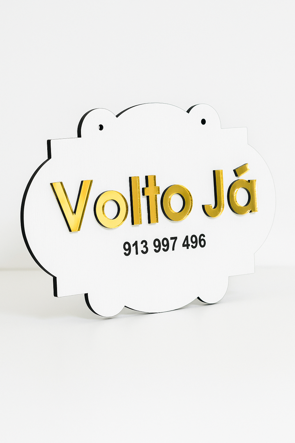 Placa “Volto Já” personalizada em madeira branca com letras douradas e número de contacto – ideal para lojas e pequenos negócios.
