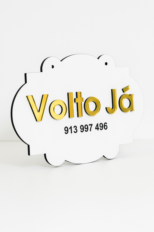 Placa “Volto Já” personalizada em madeira branca com letras douradas e número de contacto – ideal para lojas e pequenos negócios.
