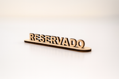 Placa de mesa em madeira com a palavra “Reservado”, ideal para restaurante, hotel ou evento.