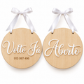 Placa de porta em madeira com letras brancas em relevo, frente e verso Aberto / Volto Já. Personalize com o seu contacto. Produzida pela VTOTE Laser.