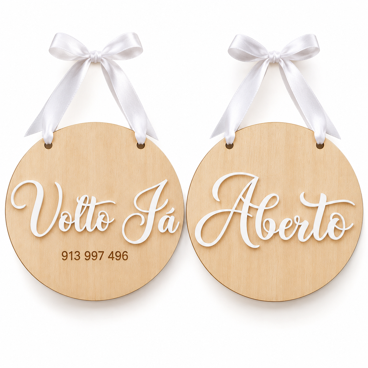 Placa de porta em madeira com letras brancas em relevo, frente e verso Aberto / Volto Já. Personalize com o seu contacto. Produzida pela VTOTE Laser.
