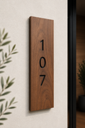 Placa de número de porta personalizada em madeira com corte CNC e fundo preto. Design moderno para casas, moradias e alojamentos locais.