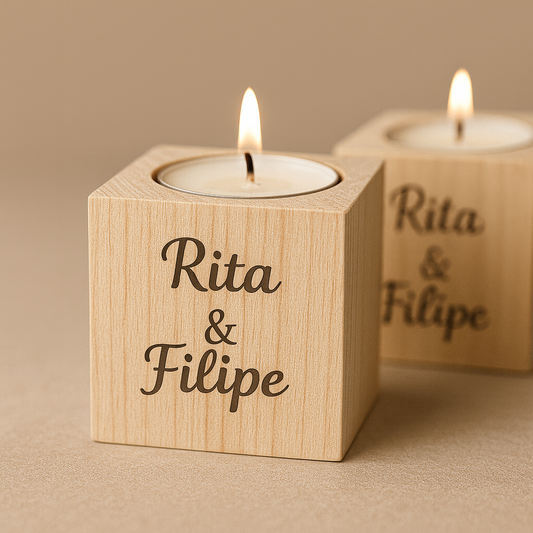 Porta-vela quadrado em madeira com nomes Rita & Filipe gravados a laser e vela tealight acesa, ideal como lembrança de casamento
