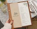 Porta ementa em madeira personalizado com gravação a laser e parafusos Chicago dourados. Ideal para restaurantes, cafés, bares e hotéis. Personalize com o seu logótipo.