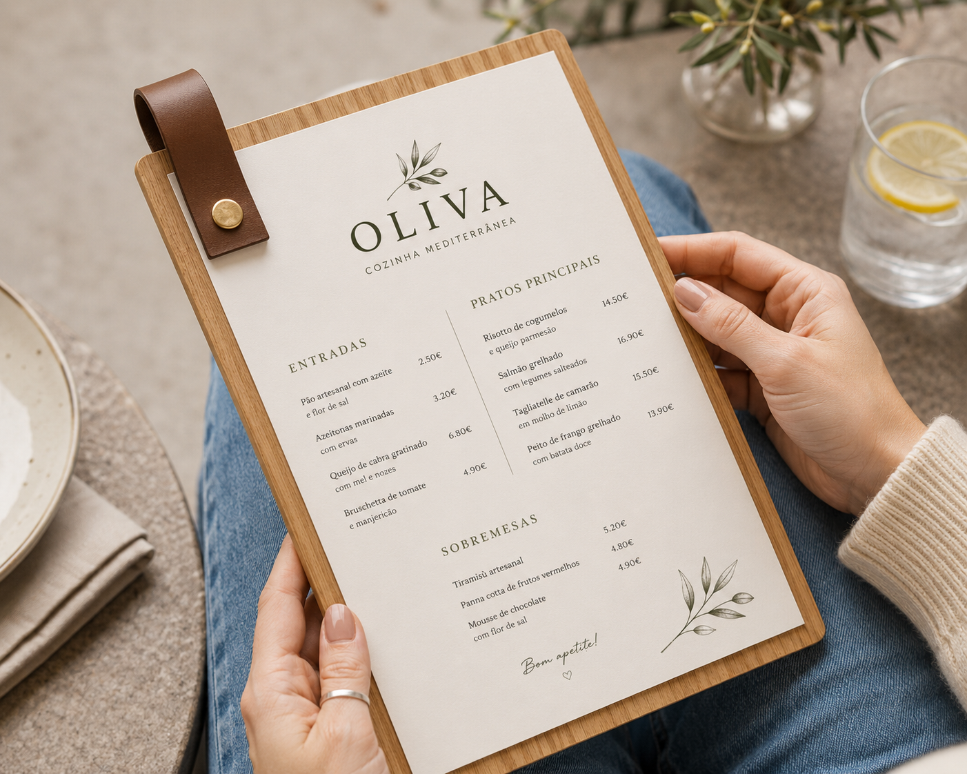 Porta ementa em madeira com couro e personalização a laser. Uma solução elegante para restaurantes, cafés, bares e hotéis. Personalize com o seu logótipo.