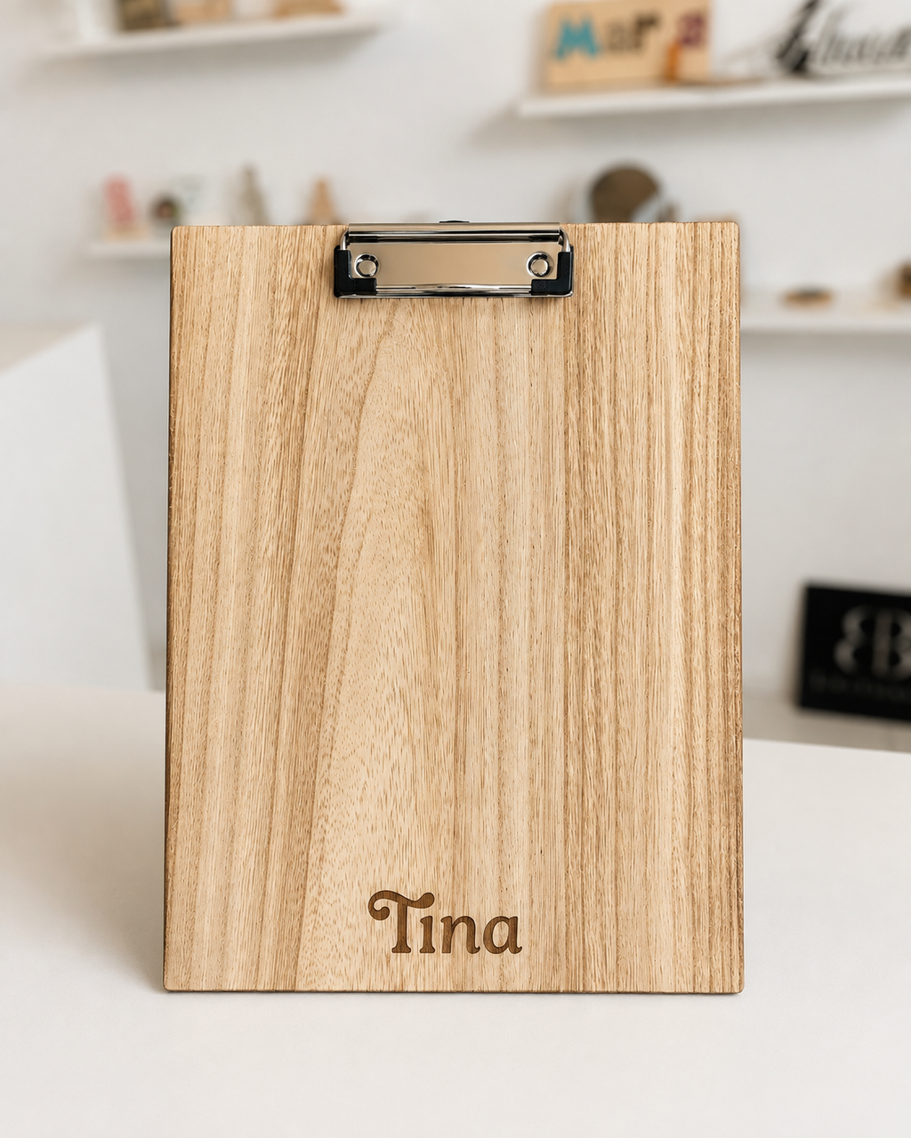 Prancheta em madeira personalizada com nome gravado a laser e mola metálica, ideal para escritórios, restaurantes, hotéis e empresas.