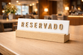Placa Reservado em madeira e acrílico personalizada para restaurante com letras em relevo