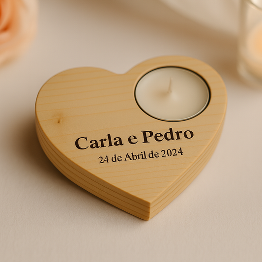 Porta-vela em forma de coração em madeira natural com nomes Carla e Pedro gravados a laser e data 24 de Abril de 2024, com vela branca decorativa