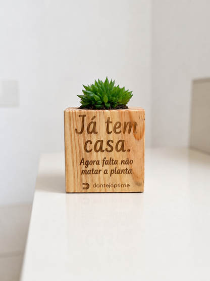 Vaso em madeira personalizado com gravação a laser e suculenta, ideal como presente original para casa nova, inauguração de casa ou decoração.