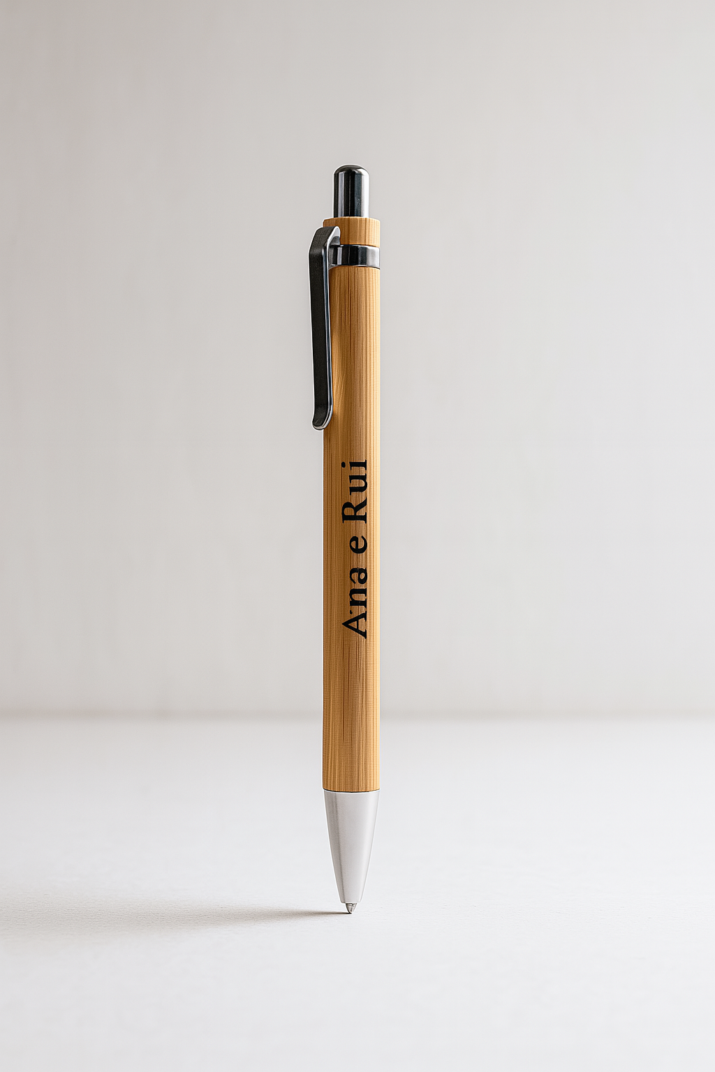 Caneta em bambu personalizada com nomes gravados a laser