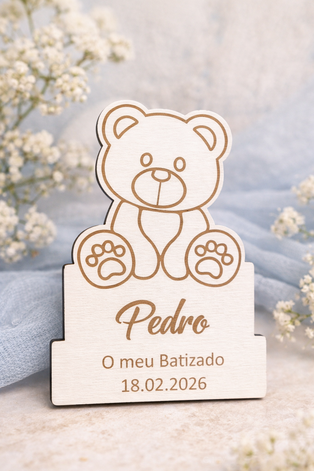 Íman em madeira branca personalizado com nome e data. A lembrança perfeita para batizados e comunhões, elegante, delicada e cheia de significado.