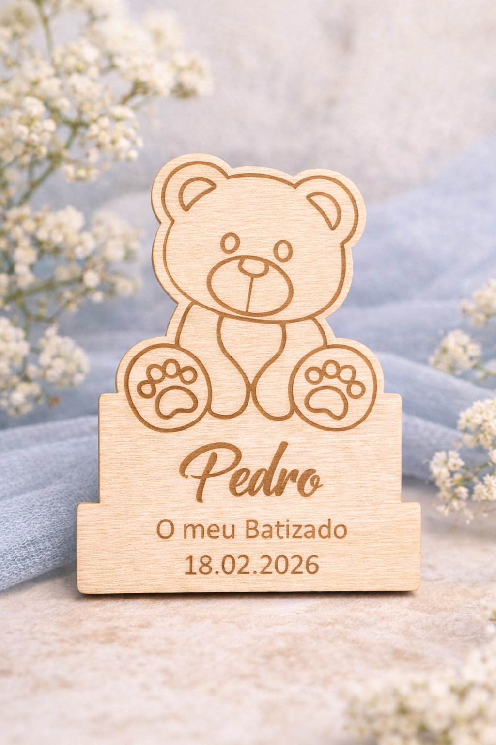 Íman de madeira branca personalizado com gravação a laser para lembrança de batizado com nome e data em formato de ursinho