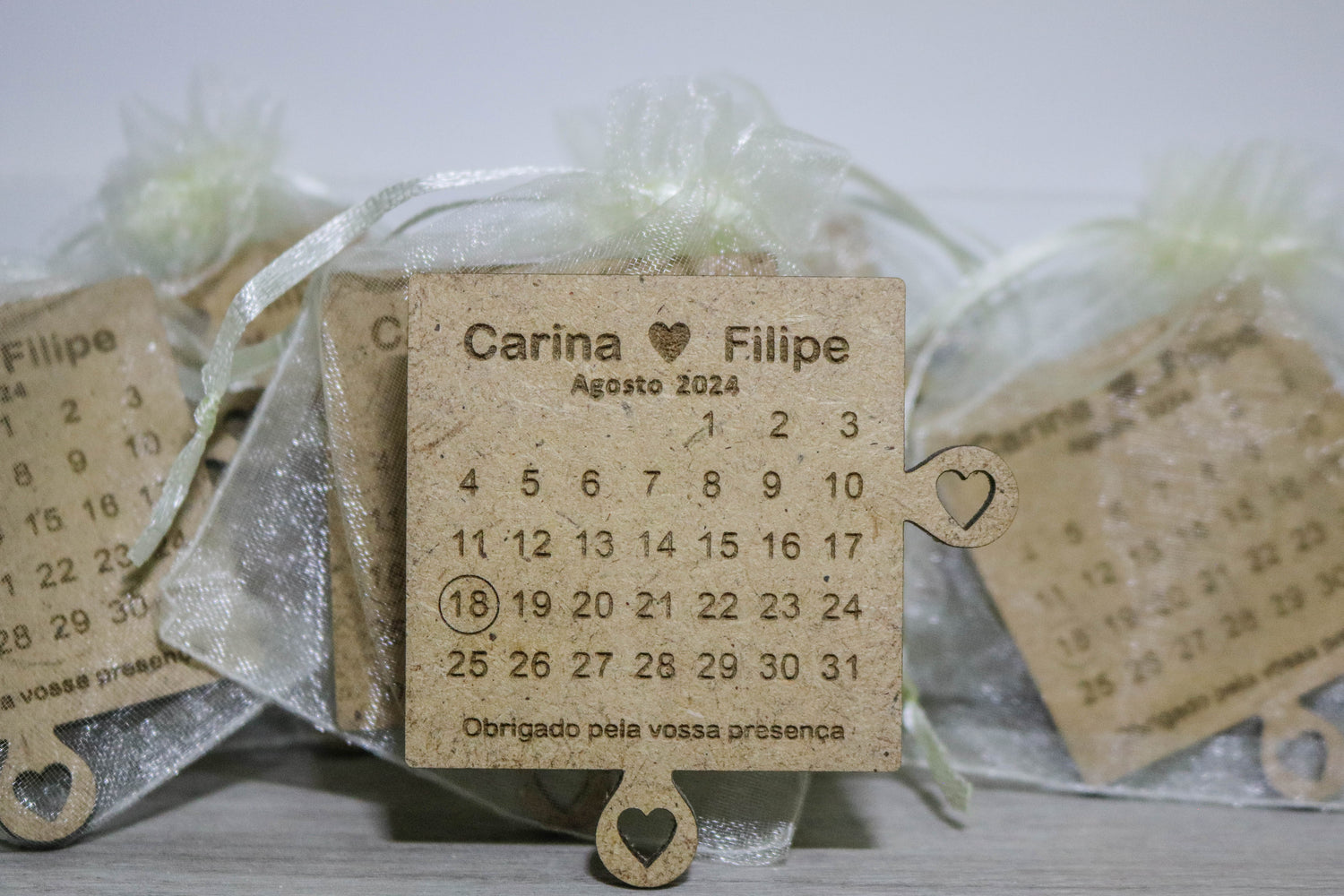 Íman de madeira personalizado em forma de puzzle com calendário gravado e nomes