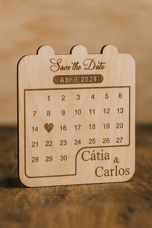 Íman Save the Date em madeira com gravação de nomes e data do casal