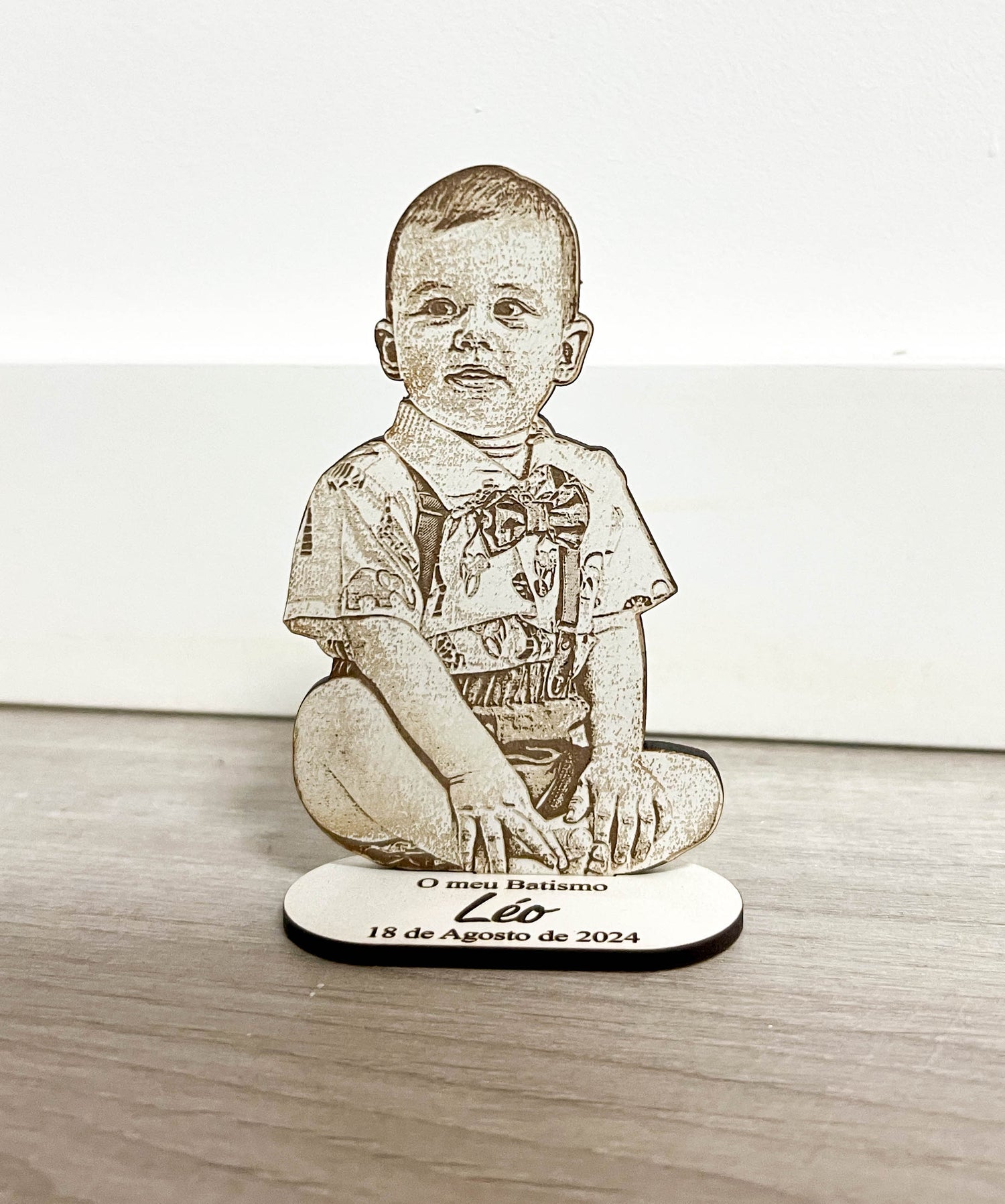 Recordação de batizado com fotografia gravada em madeira e base com nome