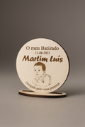 Lembrança de batizado personalizada com nome Martim Luís, data e foto gravada a laser em madeira