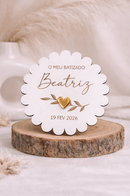 Lembrança de batizado personalizada em madeira branca com gravação laser castanha e coração acrílico dourado espelho em relevo