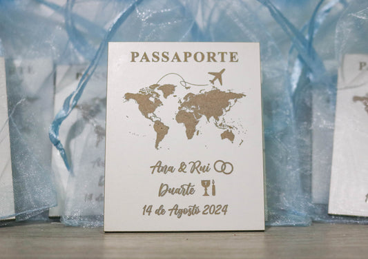 Lembrança de casamento em formato de passaporte com mapa-mundo e nomes