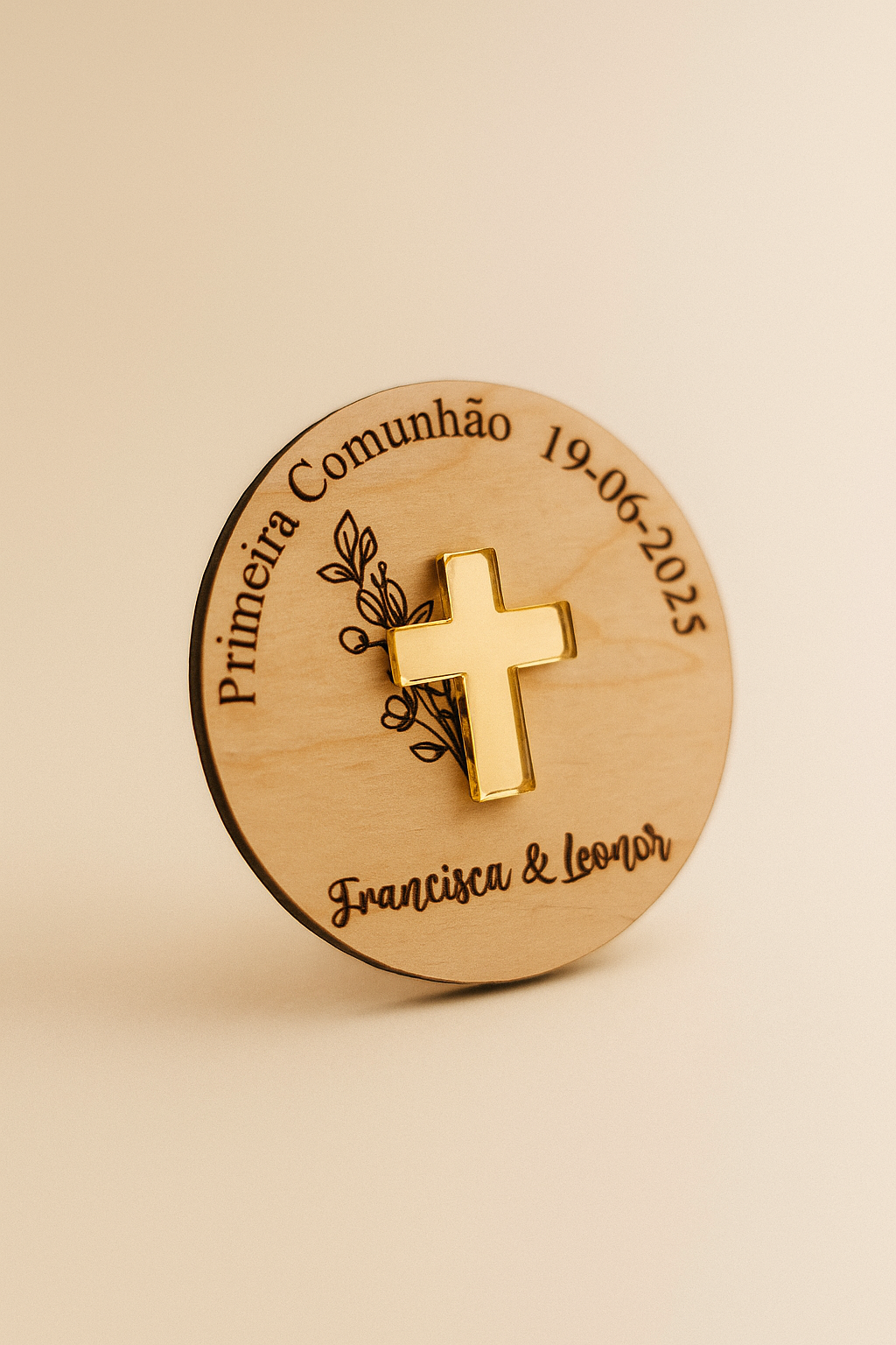 Lembrança religiosa personalizada com data e cruz em relevo para comunhão ou  batizado