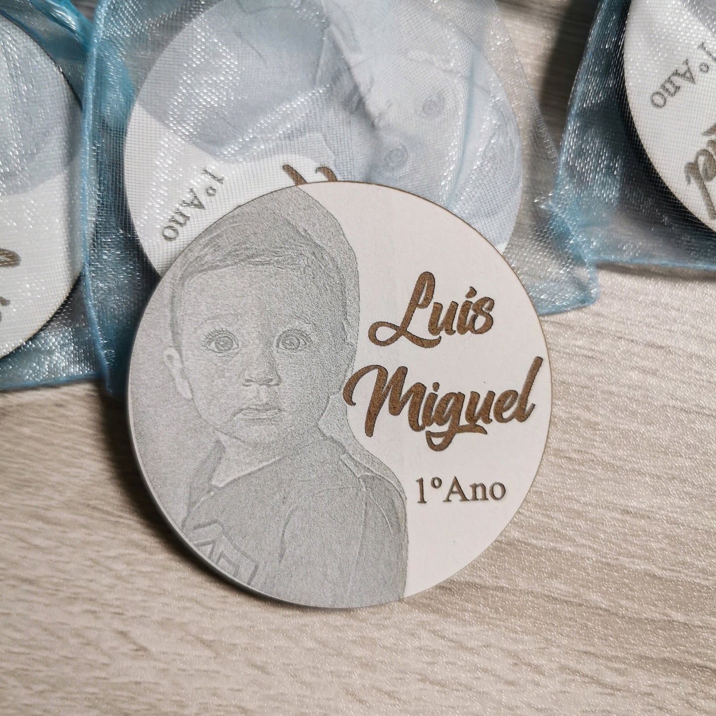 Íman em madeira com fotografia gravada a laser, nome “Luís Miguel” e texto “1.º Ano”, lembrança de aniversário personalizada.