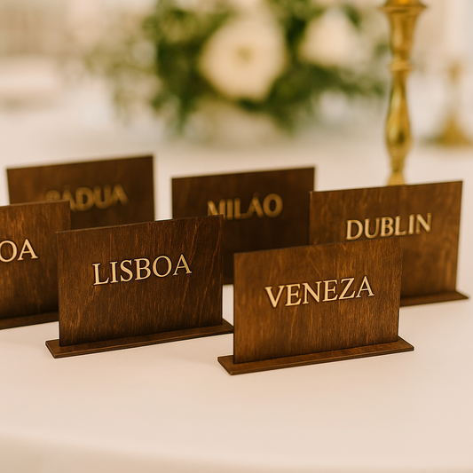 Marcadores de mesa em madeira com nomes de cidades, ideais para casamentos e eventos 