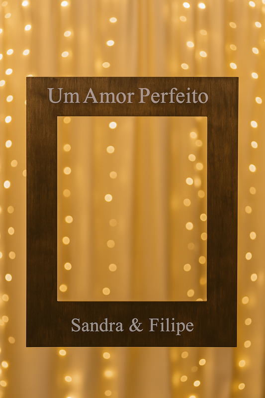Moldura fotográfica personalizada para casamento com a frase "Um Amor Perfeito" e nomes Sandra & Filipe