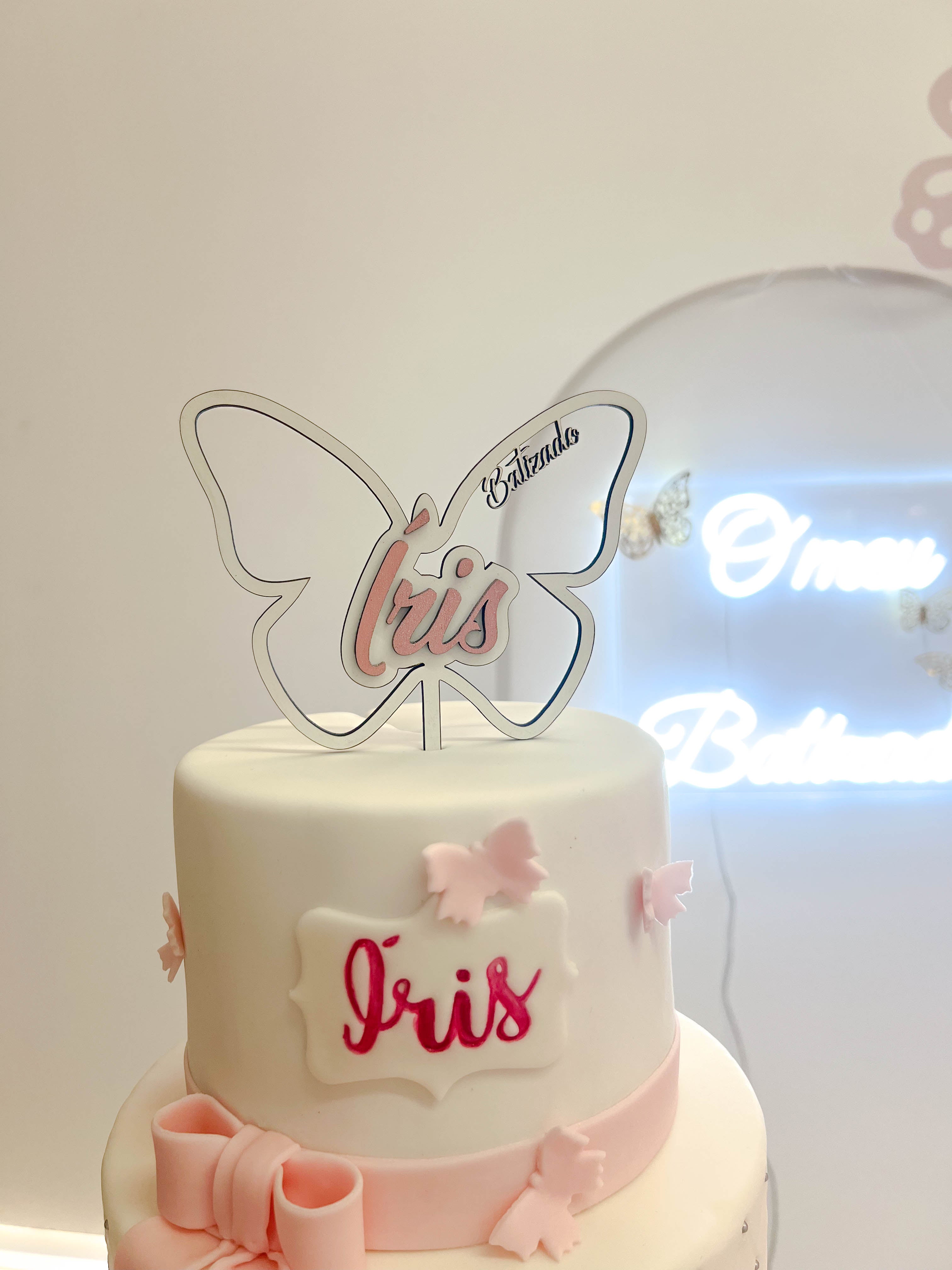 Topper personalizado borboleta para bolo de batizado com nome da criança
