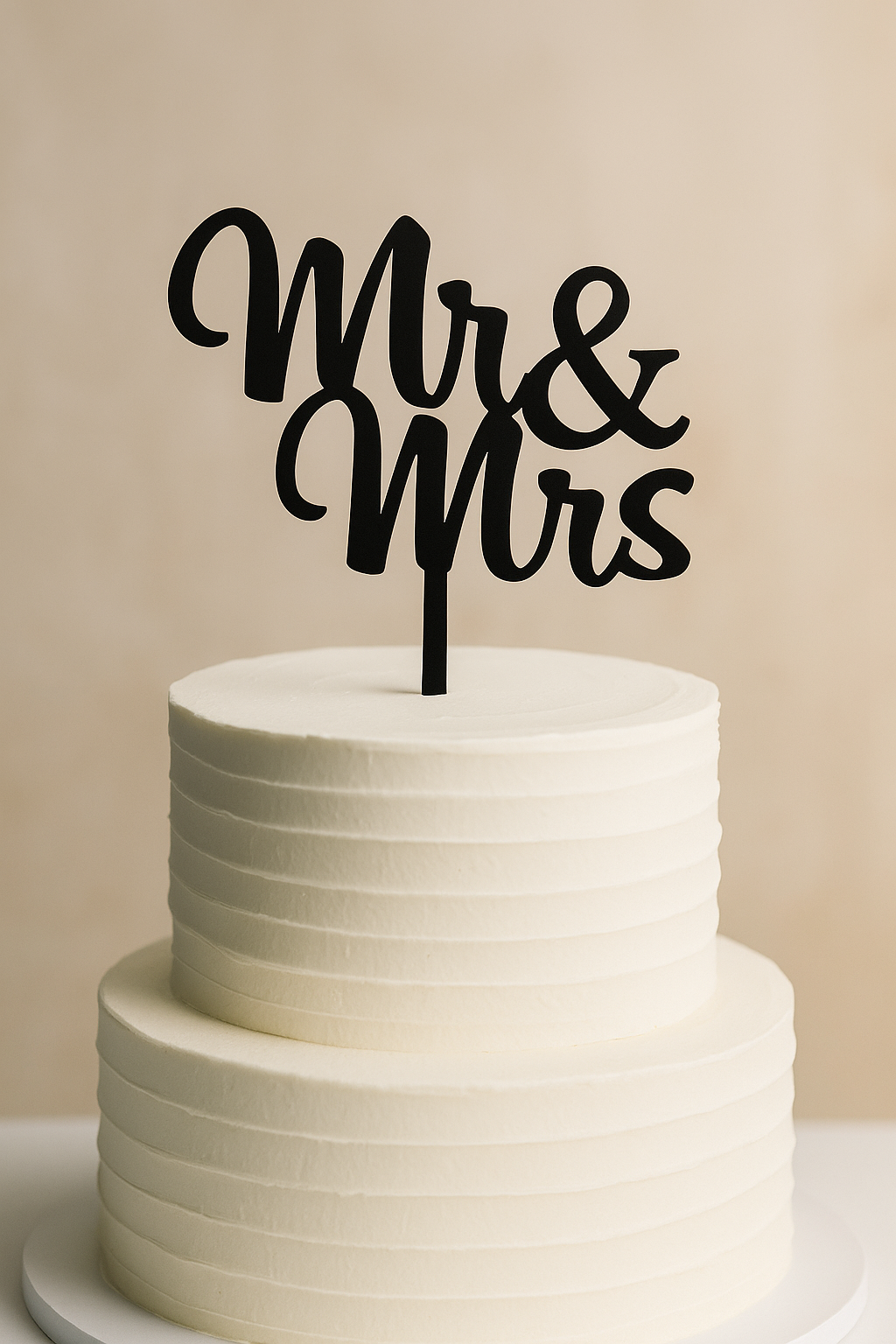 Topper de bolo em madeira com a inscrição Mr & Mrs, ideal para casamento elegante